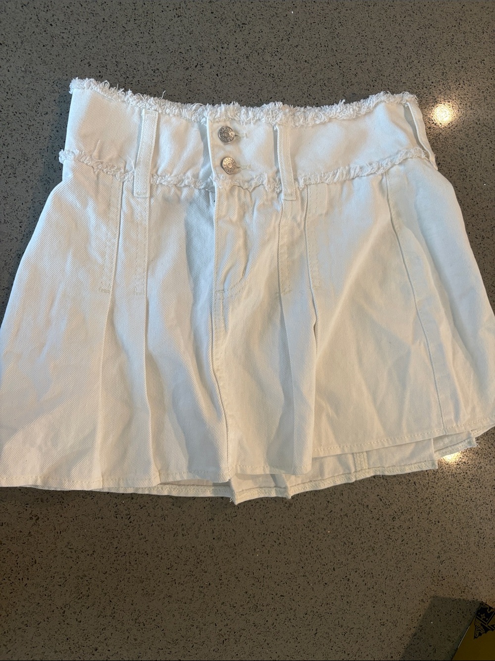 Garage White High-Waist Pleated Skort with Frayed Trim